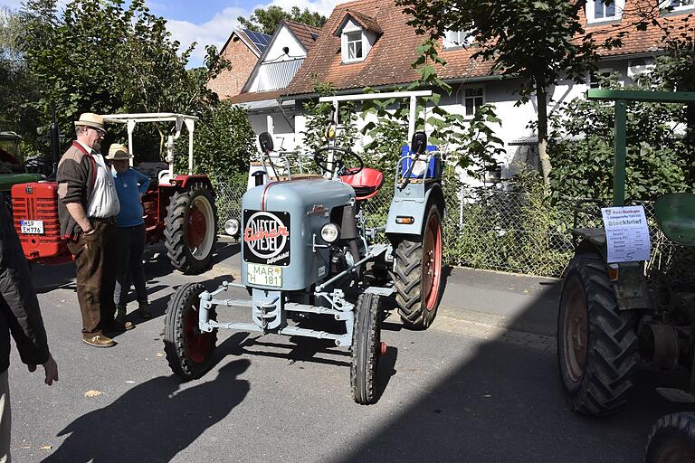 Saatmarkt mit Schleppertreffen in Remlingen. Mehr als 40 Verkaufsstände und viel Informationen in den bunt geschmückten Höfen und Gassen Saatmarkt mit Schleppertreffen in Remlingen. Mehr als 40 Verkaufsstände und viel Informationen in den bunt geschmückten Höfen und Gassen