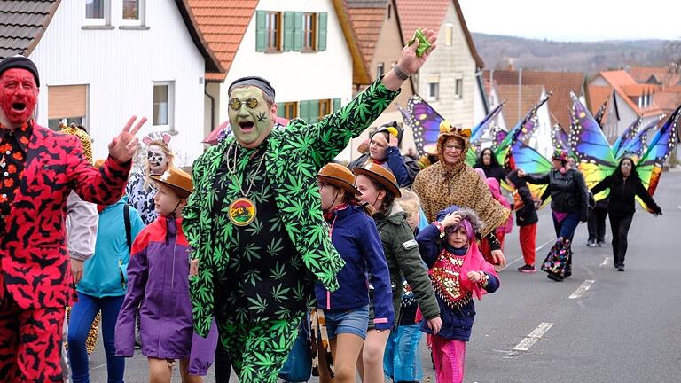 Ein kleiner, aber quietschvergnügter Gaudiwurm schlängelt sich auch in diesem Jahr wieder durch die Kreuzbergstraße in Sandberg. Ein kleiner, aber quietschvergnügter Gaudiwurm schlängelt sich auch in diesem Jahr wieder durch die Kreuzbergstraße in Sandberg.