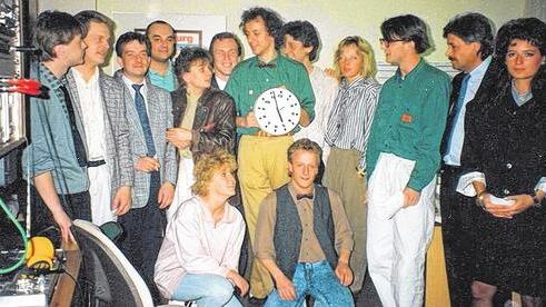 Drei Minuten vor der ersten Sendung: (hintere Reihe von links) Stefan Halfpap, Albrecht Rauh, Eberhard Fruck, Hans-Christoph Neuert, Heidi Steinbach, Klaus Finger, Kai Fraass, Jeff van Gelder, Andrea, Tilman Hampl, Elmar Marquardt, Gabi Lesenfeld. Drei Minuten vor der ersten Sendung: (hintere Reihe von links) Stefan Halfpap, Albrecht Rauh, Eberhard Fruck, Hans-Christoph Neuert, Heidi Steinbach, Klaus Finger, Kai Fraass, Jeff van Gelder, Andrea, Tilman Hampl, Elmar Marquardt, Gabi Lesenfeld.