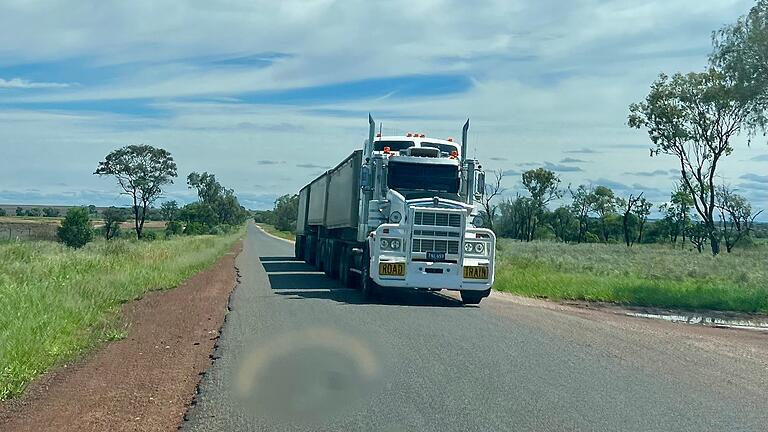Ein 'Road Train': Diese Lkw mit zwei Anhängern können bis zu 36 Meter lang sein. Ein 'Road Train': Diese Lkw mit zwei Anhängern können bis zu 36 Meter lang sein.
