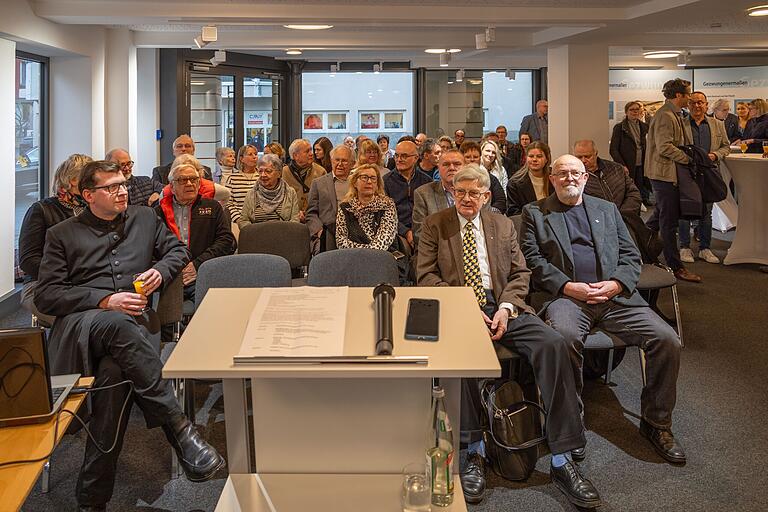 (Fast) alle Sitz- und Stehplätze im Erdgeschoss der 'Ebern-Galerie' waren bei der Eröffnung belegt. (Fast) alle Sitz- und Stehplätze im Erdgeschoss der 'Ebern-Galerie' waren bei der Eröffnung belegt.
