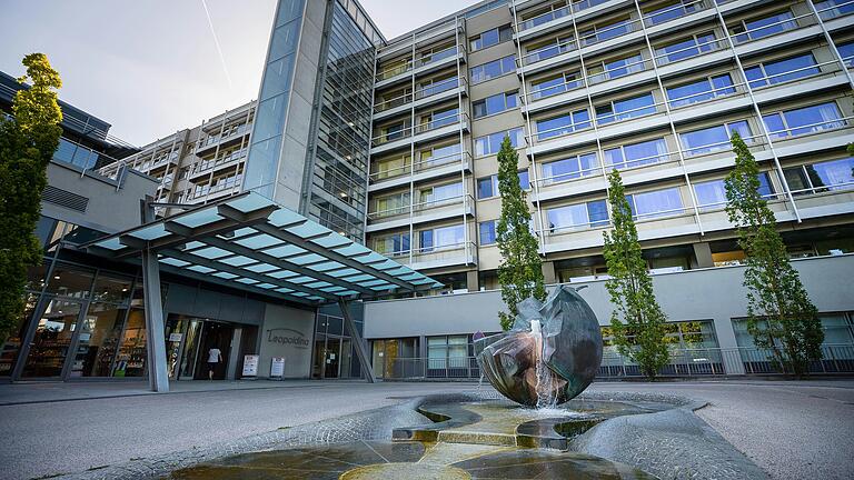 Blick auf den Eingang des Leopoldina-Krankenhauses, mit über 2000 Mitarbeitenden die größte Klinik in der Region Schweinfurt. Blick auf den Eingang des Leopoldina-Krankenhauses, mit über 2000 Mitarbeitenden die größte Klinik in der Region Schweinfurt.