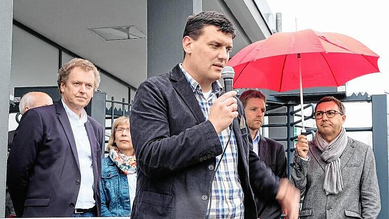Kein schöner Einstand: Der neue Bad Neustädter Siemens-Betriebsratschef Oliver Mauer (Mitte) eröffnet den Kollegen am Mittwoch eine düstere Prognose zum Arbeitsplatzabbau. Links im Hintergrund Vorgänger Bernhard Omert.