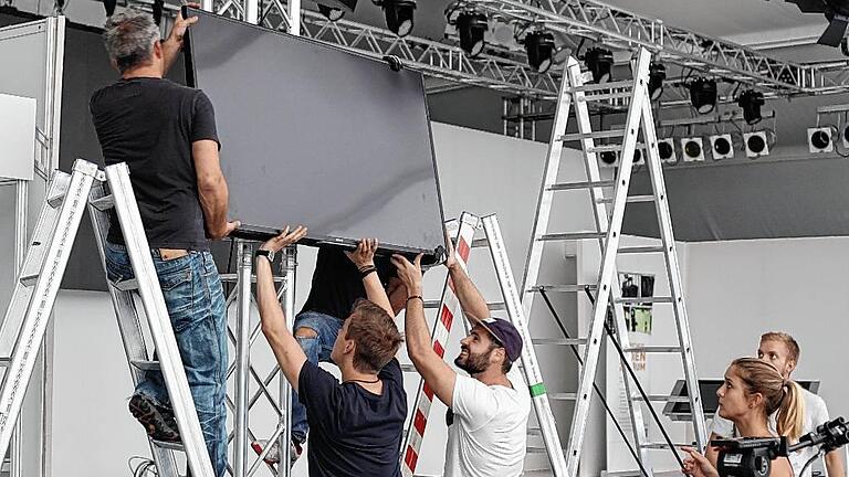 Mit vereinten Kräften: Studenten der FH Würzburg/Schweinfurt bauen die Medienbühne in Halle 1 auf, die sie während der Messe betreiben. Mit vereinten Kräften: Studenten der FH Würzburg/Schweinfurt bauen die Medienbühne in Halle 1 auf, die sie während der Messe betreiben.