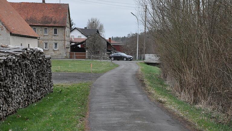 Diese Zufahrtsstraße am Heimbach soll saniert werden, wenn ein Hausbau an der Straße abgeschlossen ist.