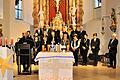 Einen eindrucksvollen Schlusspunkt setzte der Chor des Herlheimer Gesangvereins unter Leitung von Norbert Kraus (rechts). Links im Bild Pfarrer Andreas Engert, der sich bei allen Akteuren bedankt hatte und zum Zusammensein im Kirchenumgriff einlud.