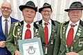 Von links: OB Dirk Vogel, Ehrenmitglied Lothar Metz, Vorsitzender Michael Wimmel und der neue Ehrenschützenmeister Siegfried Kröckel       -  Von links: OB Dirk Vogel, Ehrenmitglied Lothar Metz, Vorsitzender Michael Wimmel und der neue Ehrenschützenmeister Siegfried Kröckel