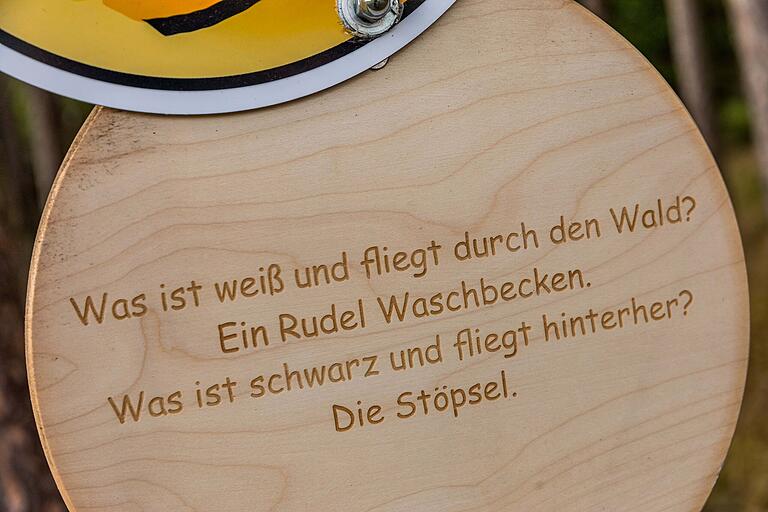 An jeder Station erwartet die Wanderer ein Vollpfosten mit einem lachenden Gesicht. Hinter der Drehscheibe findet man einen Witz.&nbsp;&nbsp;