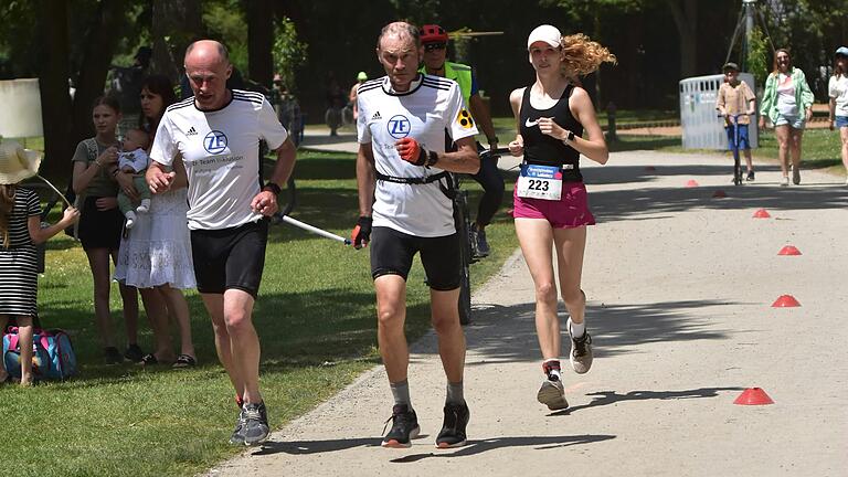 Läufer mit Sehbehinderung starten beim MainCityTriathlon in Schweinfurt in einer eigenen Wertung.
