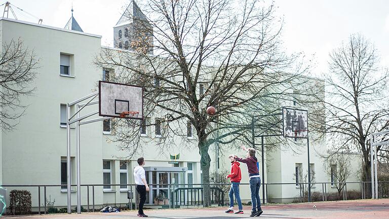 Im Schatten der Abtei: Vor und nach den Studierzeiten können sich die Schüler des EGM-Tagesheims auf dem großen Sportgelände austoben. Im Schatten der Abtei: Vor und nach den Studierzeiten können sich die Schüler des EGM-Tagesheims auf dem großen Sportgelände austoben.