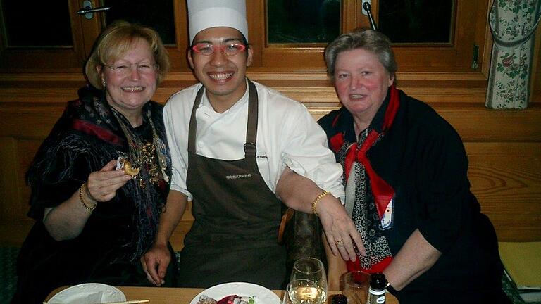 Küchen-Botschafterinnen: Margarethe (links) und Anneliese Schwarzmann vom Hotel 'Stadt Mainz' im 'Würzburg Haus' in Otsu mit Tomoharu Sidao, der jetzt in Japan ein eigenes Restaurant mit dem Namen 'Stadt Mainz' betreibt.