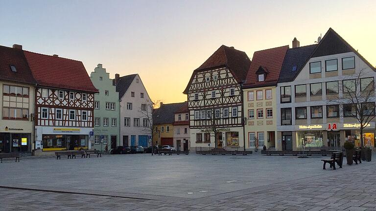 Der Marktplatz in Mellrichstadt ist in Zeiten der Corona-Krise meist menschenleer. Wann die gute Stube der Stadt wieder zum geselligen Treffpunkt werden kann, ist noch nicht abzusehen. Die Vorfreude darauf ist jedenfalls schon groß. Der Marktplatz in Mellrichstadt ist in Zeiten der Corona-Krise meist menschenleer. Wann die gute Stube der Stadt wieder zum geselligen Treffpunkt werden kann, ist noch nicht abzusehen. Die Vorfreude darauf ist jedenfalls schon groß.