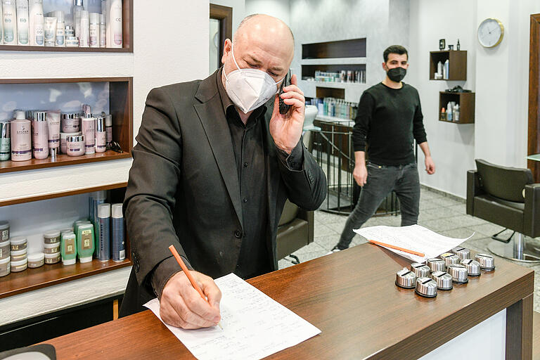 Das Friseurgeschäft Artistic Team in der Sanderstraße bereitet sich auf die Öffnung nach dem Lockdown vor. Chef Mustafa Sentürk (vorne) und Nidhal Mamesh haben viele Terminanfragen zu koordinieren. Das Friseurgeschäft Artistic Team in der Sanderstraße bereitet sich auf die Öffnung nach dem Lockdown vor. Chef Mustafa Sentürk (vorne) und Nidhal Mamesh haben viele Terminanfragen zu koordinieren.