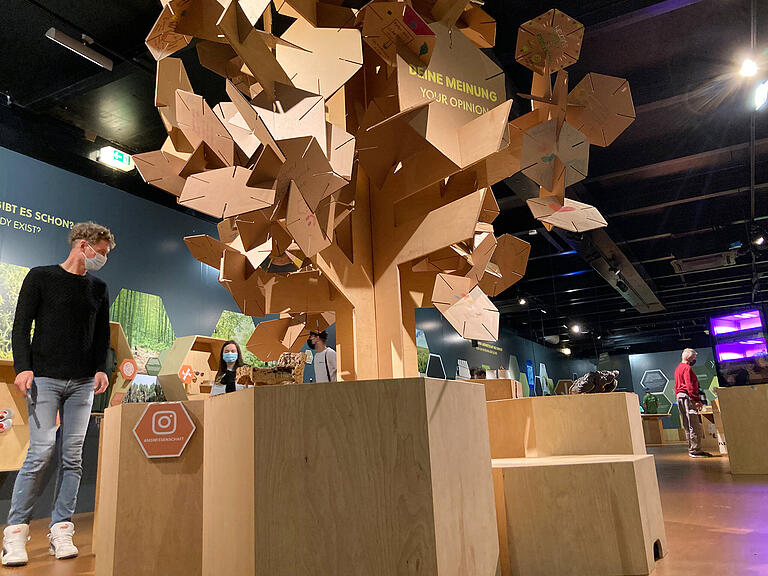 Am Pappkarton-Baum in der Mitte des Schiffsbauchs, konnten die Besucher in Schweinfurt ihre Meinungen und Forderungen verewigen. Am Pappkarton-Baum in der Mitte des Schiffsbauchs, konnten die Besucher in Schweinfurt ihre Meinungen und Forderungen verewigen.