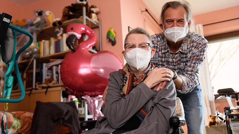 Pfleger Wolfgang Jahnel (rechts) kümmert sich in Würzburg um Cornelia Häußer und ihren Mann Martin Bauer. Beide sind an Multipler Sklerose erkrankt und können sich nur noch eingeschränkt bewegen. Pfleger Wolfgang Jahnel (rechts) kümmert sich in Würzburg um Cornelia Häußer und ihren Mann Martin Bauer. Beide sind an Multipler Sklerose erkrankt und können sich nur noch eingeschränkt bewegen.