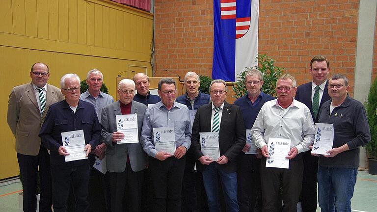 Die Ehrungen beim FC Untererthal für 60/65 Jahre Mitgliedschaft überreichten 1. Vorsitzender Thomas Tiedemann (links) und Martin Wende vom BLSV (2. v. rechts). - Die Ehrungen beim FC Untererthal für 60/65 Jahre Mitgliedschaft überreichten 1. Vorsitzender Thomas Tiedemann (links) und Martin Wende vom BLSV (2. v. rechts). Die Ehrungen beim FC Untererthal für 60/65 Jahre Mitgliedschaft überreichten 1. Vorsitzender Thomas Tiedemann (links) und Martin Wende vom BLSV (2. v. rechts). - Die Ehrungen beim FC Untererthal für 60/65 Jahre Mitgliedschaft überreichten 1. Vorsitzender Thomas Tiedemann (links) und Martin Wende vom BLSV (2. v. rechts).