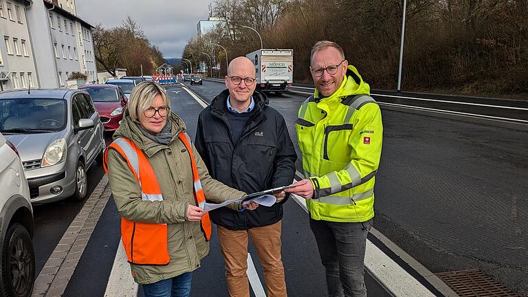Ab Montag, 3. März wird ein Teil des Nordrings voll gesperrt. Das Bild zeigt von links: Sonja Brettschneider (Straßenverkehrsbehörde Stadt Bad Kissingen), Oberbürgermeister Dirk Vogel und Bauleiter Marcel Zimmermann.       -  Ab Montag, 3. März wird ein Teil des Nordrings voll gesperrt. Das Bild zeigt von links: Sonja Brettschneider (Straßenverkehrsbehörde Stadt Bad Kissingen), Oberbürgermeister Dirk Vogel und Bauleiter Marcel Zimmermann.