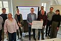 Die Förderzusage über 90.000 Euro erleicherte den Start des Pilotprojekts 'Digitalisierung und IT-Cooperation Maindreieck'. Im Bild (von links): Roland Drexel (Randersacker), Allianzmanager Bastian Lange, Heike Thoma und Karoline Ruf (Theilheim), Allianz-Sprecher Peter Juks und Wilfried Saak (Sommerhausen), dahinter Dominik Lehrmann (Stadt Ochsenfurt), Stefan Schmidt und Julia Wiedemann (VG Eibelstadt).