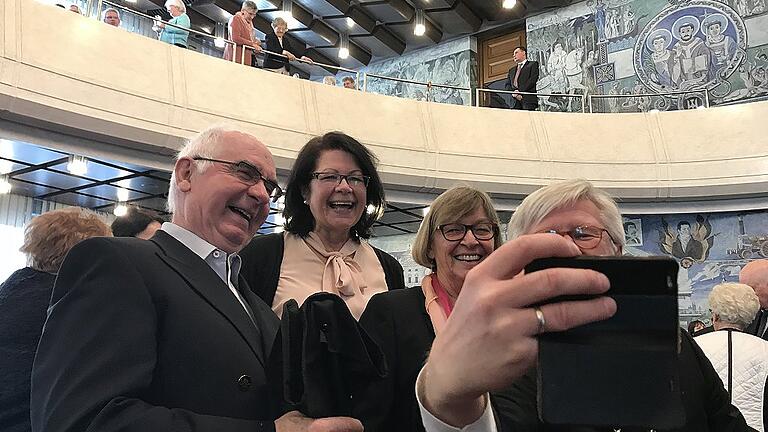 Ein Selfie mit dem Landesbischof: Birgit Fuß, Rosemarie Martin und Karl Horn aus Lengfeld freuen sich.