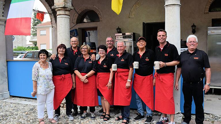 Oktoberfest-Stimmung herrschte in Sennfelds italienischer Partnergemeinde Meduna di Livenza nach dem Anstich des ersten Bierfasses. Im Bild die Sennfelder Delegation mit (von links) Renate Kager, Gerda Büschel, Horst Wetterich, Sonja Wachter, Petra Heimrich, Rolf Schäfer, zweiter Bürgermeister Helmut Heimrich, Helmut Kager, Bürgermeister Oliver Schulze und Helmut Büschel. Oktoberfest-Stimmung herrschte in Sennfelds italienischer Partnergemeinde Meduna di Livenza nach dem Anstich des ersten Bierfasses. Im Bild die Sennfelder Delegation mit (von links) Renate Kager, Gerda Büschel, Horst Wetterich, Sonja Wachter, Petra Heimrich, Rolf Schäfer, zweiter Bürgermeister Helmut Heimrich, Helmut Kager, Bürgermeister Oliver Schulze und Helmut Büschel.