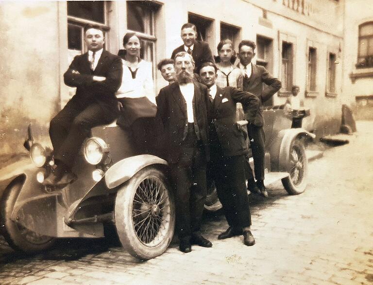 Das Gasthaus hat eine lange Tradition. Auf dem Bild: In der Mitte Martin Kimmelmann, links Tochter Regina und Sohn Otto, rechts Tochter Rosa und Schwiegersohn Toni Bumm. Ganz rechts ist Schwiegersohn Otto Albert zu sehen.