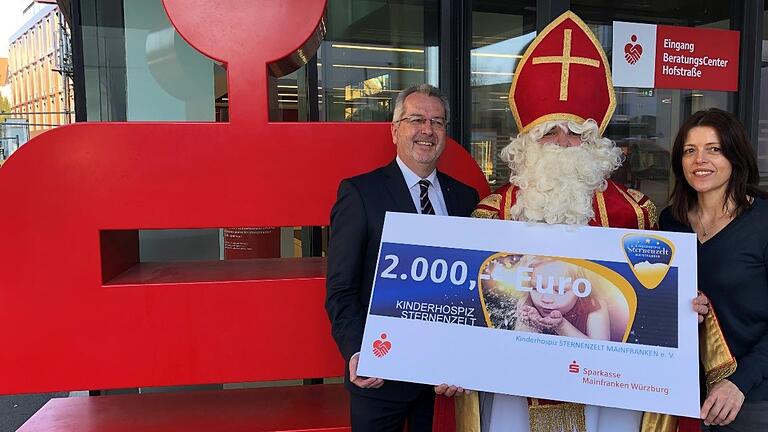 Bei der Spendenübergabe (von links): Peter Schmitt (Sparkasse Mainfranken), der Rimparer Nikolaus (Ludwig Michel-Ferschke) und Katrin Schunk (Kinderhospiz Sternenzelt Mainfranken e. V.).