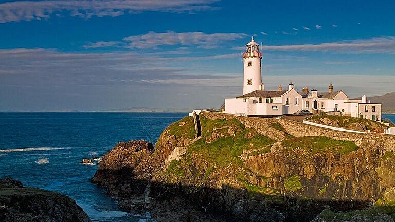 Ein Leuchtturm schmückt den nördlichsten Punkt der Halbinsel Fanad im Norden Irlands. Ein Leuchtturm schmückt den nördlichsten Punkt der Halbinsel Fanad im Norden Irlands.