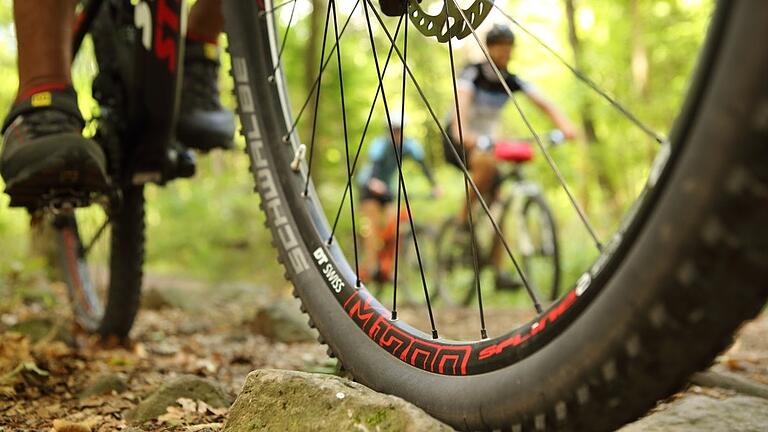 Nicht unter die Räder kommen! In diesem&nbsp; Sommer sind vermehrt Klagen laut geworden, dass sich das Verhältnis zwischen Mountainbikern und Wanderern gerade im Kreuzberg-Gebiet verschlechtert hat.