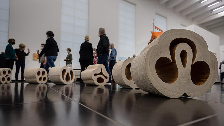 Die Triennale 5 Franken „Wahrheit“ in der Großen Halle der Kunsthalle sowie der Johanniskirche, ist bis 5. September zu sehen. Geöffnet ist die Ausstellung dienstags bis sonntags 10 bis 17 Uhr, donnerstags 10 bis 21 Uhr. Das umfangreiche Begleitprogramm mit Führungen, Gottesdiensten, Konzert und Kabarett ist unter www.kunsthalle-schweinfurt.de einsehbar.