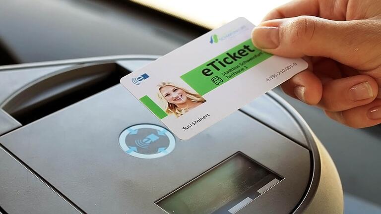 In Schweinfurter Stadtbussen fahren viele Kundinnen und Kunden per eTicket bargeldlos.