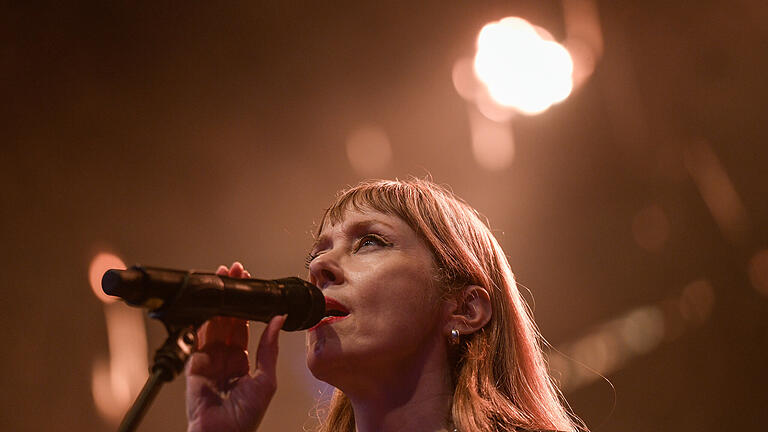 Am 1.8.2023 tritt auf der Bühne des Hafensommers Suzanne Vega und im Vorprogramm circle&wind auf. Vega wird begleitet von dem Gitarristen Gerry Leonhard.