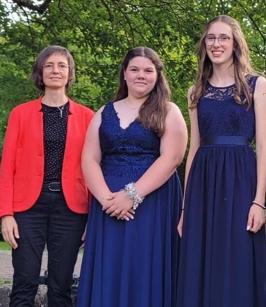 Martina Schwab von der Sparkasse Bad Neustadt übergab Hannah Märkert und Emma Zernentsch den Sparkassenpreis für besondere Verdienste um die Schulgemeinschaft. Martina Schwab von der Sparkasse Bad Neustadt übergab Hannah Märkert und Emma Zernentsch den Sparkassenpreis für besondere Verdienste um die Schulgemeinschaft.