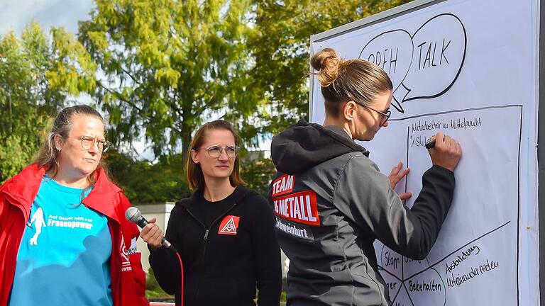 Aktionstag gegen den Stellenabbau bei Preh in Bad Neustadt: Beim 'Preh Talk' konnten die Mitarbeitenden ihre Sorgen zum Ausdruck bringen. Das Foto zeigt (von links): Tanja Arnold (Mitarbeiterin), Nadine Knauff (IG-Metall-Gewerkschaftssekretärin) und Preh-Betriebsrätin Elena Dittrich. Aktionstag gegen den Stellenabbau bei Preh in Bad Neustadt: Beim 'Preh Talk' konnten die Mitarbeitenden ihre Sorgen zum Ausdruck bringen. Das Foto zeigt (von links): Tanja Arnold (Mitarbeiterin), Nadine Knauff (IG-Metall-Gewerkschaftssekretärin) und Preh-Betriebsrätin Elena Dittrich.