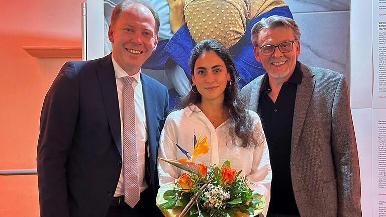 Sie haben die World-Press-Ausstellung in Kitzingen eröffnet: Oberbürgermeister Stefan Güntner, Kuratorin Martha Echevarria und Fotograf Frank Freihofer. Sie haben die World-Press-Ausstellung in Kitzingen eröffnet: Oberbürgermeister Stefan Güntner, Kuratorin Martha Echevarria und Fotograf Frank Freihofer.