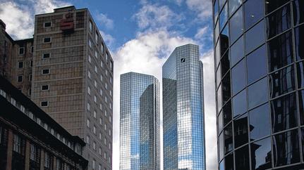 Hoch hinaus: Zentrale der Deutschen Bank in Frankfurt. Das größte deutsche Geldhaus holt sich frisches Geld am Kapitalmarkt - und bekommt einen Scheich als neuen Großaktionär.