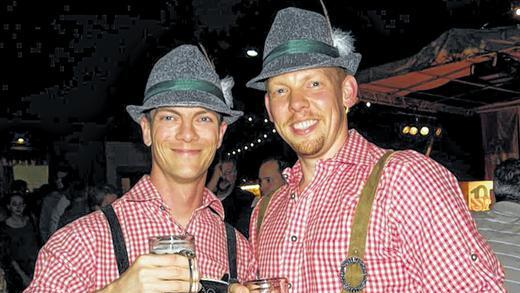 Ein Prosit: Christian und Thomas vom Bischemer Männerballett mit einem Krug Kreuzberger Klosterbier.