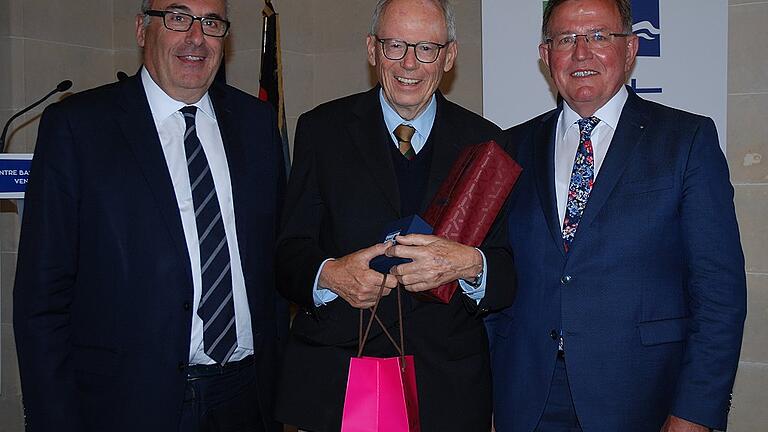 Strahlende Gesichter: (von links) Jean-Léonce Dupont, der Präsident des Departement Calvados, Peter Motsch, der frühere Vorsitzende des unterfränkischen Partnerschaftskomitees, und Bezirkstagspräsident Erwin Dotzel.