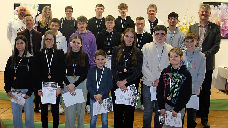 Bei der Sportlerehrung in Gerolzhofen wurden die Erfolge des Nachwuchses im Pfarrer-Hersam-Haus gefeiert. Das Foto zeigt die geehrten Athletinnen vom Hundeverein, das Schwimmteam des TV Gerolzhofen und die U17-Fußballer des FC zusammen mit Bürgermeister Thorsten Wozniak (Mittlere Reihe links) und Sportreferent Christian Ach (hinten rechts). Bei der Sportlerehrung in Gerolzhofen wurden die Erfolge des Nachwuchses im Pfarrer-Hersam-Haus gefeiert. Das Foto zeigt die geehrten Athletinnen vom Hundeverein, das Schwimmteam des TV Gerolzhofen und die U17-Fußballer des FC zusammen mit Bürgermeister Thorsten Wozniak (Mittlere Reihe links) und Sportreferent Christian Ach (hinten rechts).