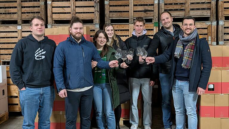Die Junge Union (JU) im Landkreis Kitzingen informierte sich in einem Weingut über die Bürokratie, die die Winzer belastet. Die Junge Union (JU) im Landkreis Kitzingen informierte sich in einem Weingut über die Bürokratie, die die Winzer belastet. 