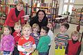 Stadtbibliothek &ndash; Lesestart       -  (ume)   Auch die Stadtbibliothek beteiligt sich an der bundesweiten Kampagne &bdquo;Lesestart &ndash; Drei Meilensteine für das Lesen&ldquo;. Damit das Lesen im Familienalltag verankert wird, startete die Stiftung Lesen im Auftrag des Bundesministeriums für Bildung und Forschung (BMBF) die bundesweite Aktion. Alle Familien mit dreijährigen Kindern erhalten ein Lesestart-Set. Bibliotheksleiterin Barbara Süsskind hatte sich für die Übergabe der Gutscheine für eine Lesetasche etwas Besonderes einfallen lassen. Sie lud alle dreijährigen Kinder der städtischen Kindergärten in die Stadtbibliothek ein. Eine Überraschung wartete auf die Kleinen, von denen über 50 mit dabei waren. Bettina Keller und Ingeborg Blos vom Puppentheater Lari-Fari waren mit ihrer Marionettenbühne nach Ochsenfurt gekommen. Sie erzählten und spielten eine Geschichte über die Jahreszeiten, besonders über den bevorstehenden Winter und auch Freundschaft. Die Dreijährigen waren fasziniert und sangen manche der Lieder, die sie kannten begeistert mit. Am Ende der Veranstaltung erhielten die Kinder ihren Gutschein. Damit können sie zusammen mit ihren Müttern oder Vätern in der Stadtbibliothek die Lesetasche mit einem Vorleseratgeber, Buchtipps und einem tollen Bilderbuch abholen. Da Lesen für Kinder mit Migrationshintergrund besonders wichtig ist, ist der Ratgeber auch in mehreren Sprachen abgefasst.