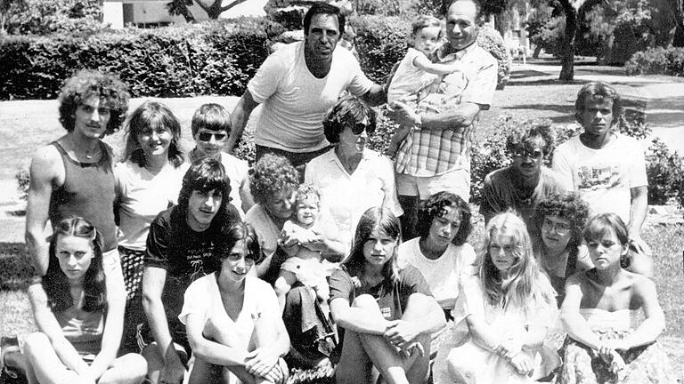 Die Jugendgruppe, die 1980 zusammen mit Günter Bender nach Israel reiste. Im Bild rechts hinten Joske Ereli. Die Jugendgruppe, die 1980 zusammen mit Günter Bender nach Israel reiste. Im Bild rechts hinten Joske Ereli.