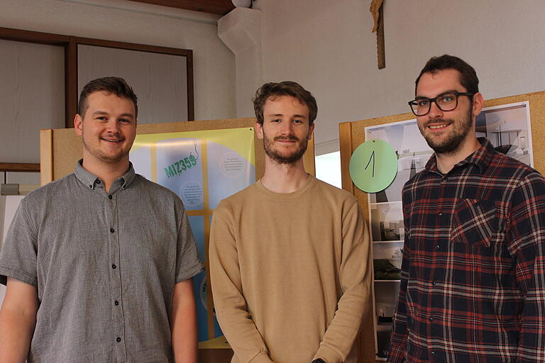 Die Sieger von links nach rechts: Jan Vahrenhold, Gernot Nikolaus und Jan-Paul Miene freuen sich über die 1.000 Euro Preisgeld. Damit wollen sie ihre VR-Brillen bezahlen. Die Sieger von links nach rechts: Jan Vahrenhold, Gernot Nikolaus und Jan-Paul Miene freuen sich über die 1.000 Euro Preisgeld. Damit wollen sie ihre VR-Brillen bezahlen.