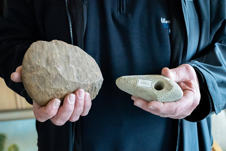 Sennfelds Altbürgermeister Emil Heinemann mit einem Faustkeil und einem Steinbeil aus der Sammlung Adam Pfeifer. Sennfelds Altbürgermeister Emil Heinemann mit einem Faustkeil und einem Steinbeil aus der Sammlung Adam Pfeifer.