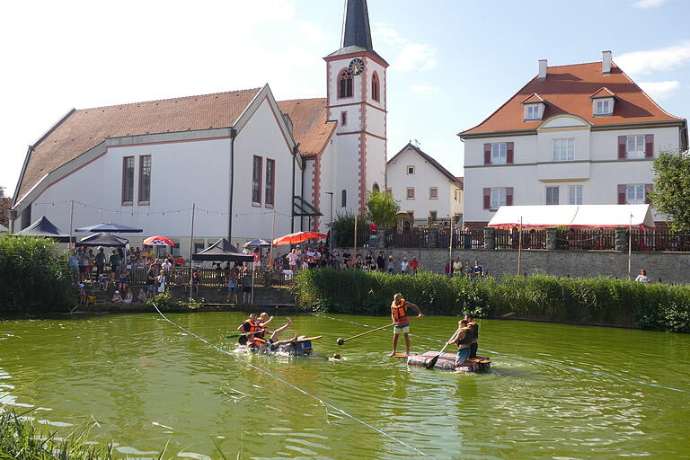 Spannende Duelle bei heißen Temperaturen, gab es am Wochenende beim 5. Fischerstechen in Wasserlosen auf dem dortigen Ortsweiher. Gerade wurde der Stecher des linken Floßes erfolgreich ins Wasser befördert, was bei über 30 Grad gerne in Kauf genommen wurde.