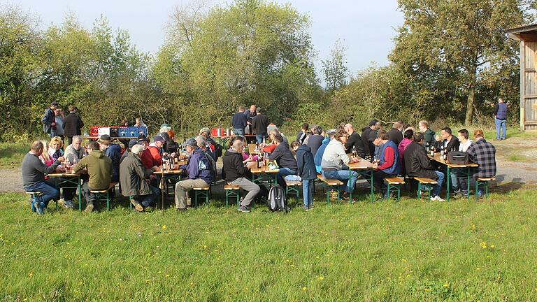 Zum Markungsumgang der Marktgemeinde Kleinlangheim, der am Sonntag bei spätsommerlichen Wetter im südwestlichen Bereich der Flur durchgeführt wurde, gehörte auch die Mittagsrast, bei der es Bratwürste vom Grill und diverse Getränke gab.