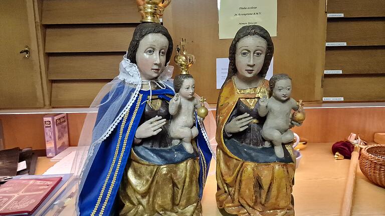 Links die Originalfigur, recht die Nachbildung aus Gips. Die Krone und den blauen Mantel trägt die Figur stets ab dem 15. August. - Links die Originalfigur, recht die Nachbildung aus Gips. Die Krone und den blauen Mantel trägt die Figur stets ab dem 15. August. Links die Originalfigur, recht die Nachbildung aus Gips. Die Krone und den blauen Mantel trägt die Figur stets ab dem 15. August. - Links die Originalfigur, recht die Nachbildung aus Gips. Die Krone und den blauen Mantel trägt die Figur stets ab dem 15. August.