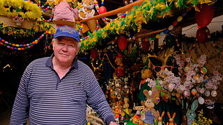 Ernst Langert und seine Osterscheune im thüringischen Hellingen nahe der Landkreise Rhön-Grabfeld. 30.000 Ostereier und 600 Osterhasen locken alt und jung in das kleine Dorf.