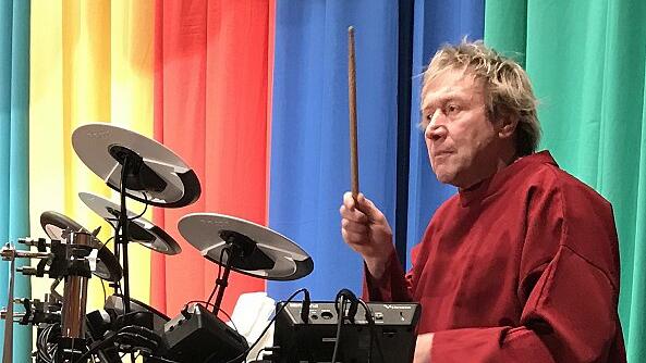 So kannten ihn die Freunde der Odenwälder Faschelnacht: Volker Krug, Schlagzeuger vom „Amorbacher Klosterchor“. Vor wenigen Tagen verstarb der 56-Jährige während eines Auftritts bei einer Prunksitzung. So kannten ihn die Freunde der Odenwälder Faschelnacht: Volker Krug, Schlagzeuger vom „Amorbacher Klosterchor“. Vor wenigen Tagen verstarb der 56-Jährige während eines Auftritts bei einer Prunksitzung.