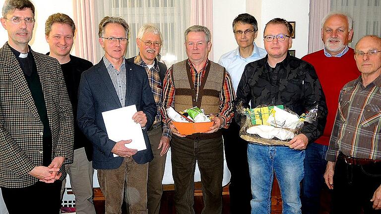 Bei der Feierstunde dankte die Diözese Mitgliedern, die nach langem Einsatz aus ihren Ämtern ausgeschieden sind, sowie den neuen Kirchenpflegern. Im Bild von links: Pfarradministrator Norbert Thoma, Pastoralreferent Dr. Thorsten Kapperer, Thomas Wirth, Edgar Rüger (neuer Kirchenpfleger Rieneck), Josef Walter, Norbert Stadler (neuer Kirchenpfleger Langenprozelten), Joachim Heeg, Günther Schmitt und Werner Brönner (Kirchenpfleger Schaippach).