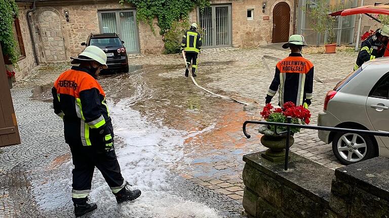 Wasserschaden auf dem Schwanberg: Die Feuerwehr musste das Wasser abpumpen. Wasserschaden auf dem Schwanberg: Die Feuerwehr musste das Wasser abpumpen. 